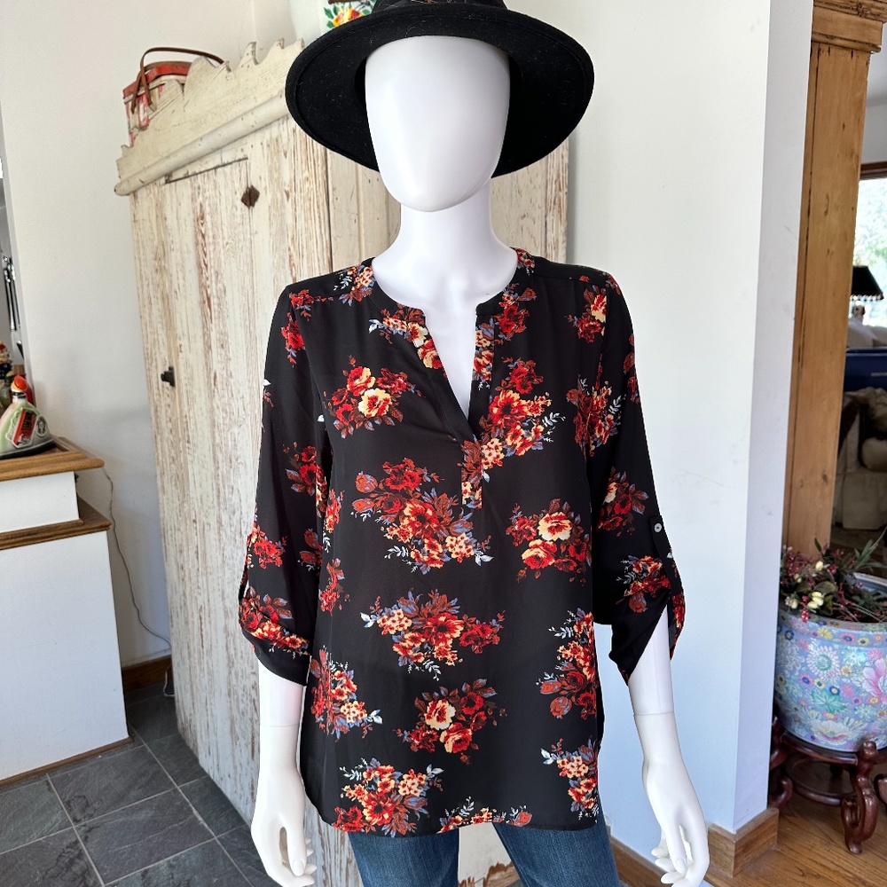 DANIEL RAINN FLORAL ROLL TAB SLEEVE BLOUSE size Med. EUC